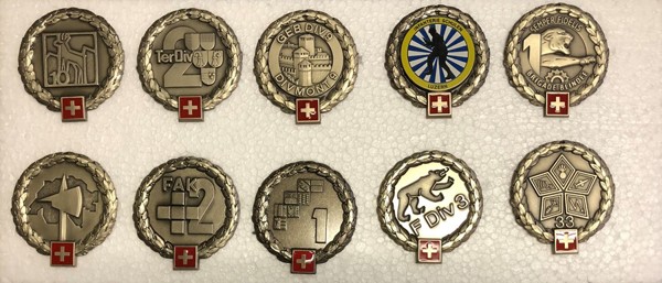 Bild von Kleine Sammlung mit 10 verschiedenen Béretemblemen der Schweizer Armee